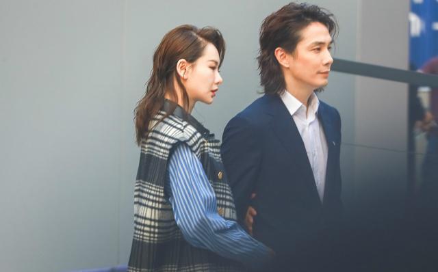 配一脸!戚薇背头红唇显超a魅力 带老公李承铉回老家高调撒狗粮