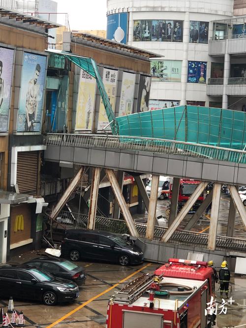 突发!东莞世博广场人行天桥塌了,现场紧急处置  南方  何建文 拍摄