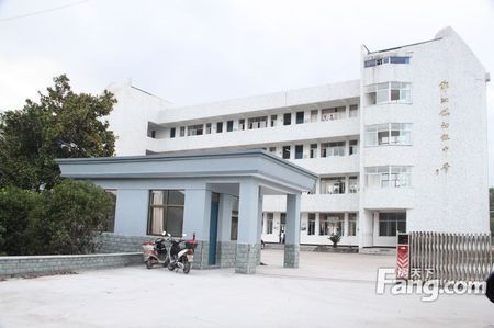 中小学 鄞江中学,鄞江镇中心小学;综合商场 新江厦超市,银河供销大厦
