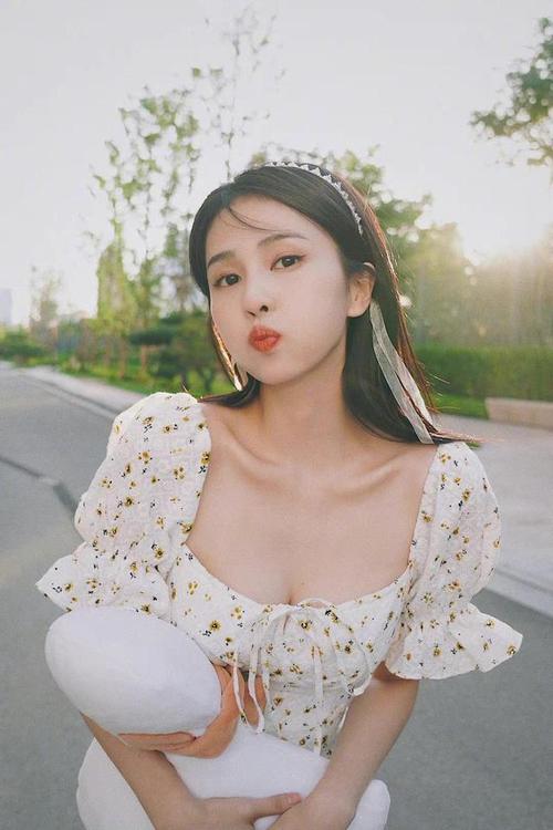 白鹿嘟嘴卖萌照曝光白色碎花连衣裙抱着小鸭子甜美可爱