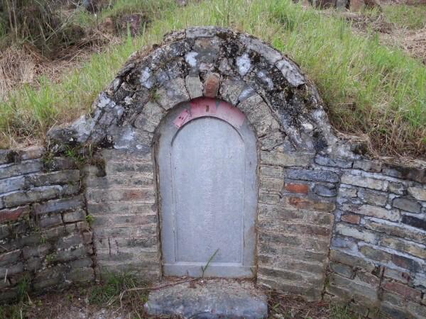 求大神,把图片ps到坟墓照片,在线急等