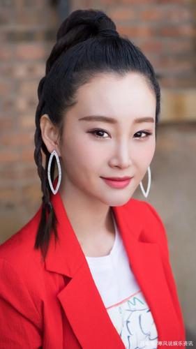 于潼美照,视觉上令双腿看起来更显修长,气质十足