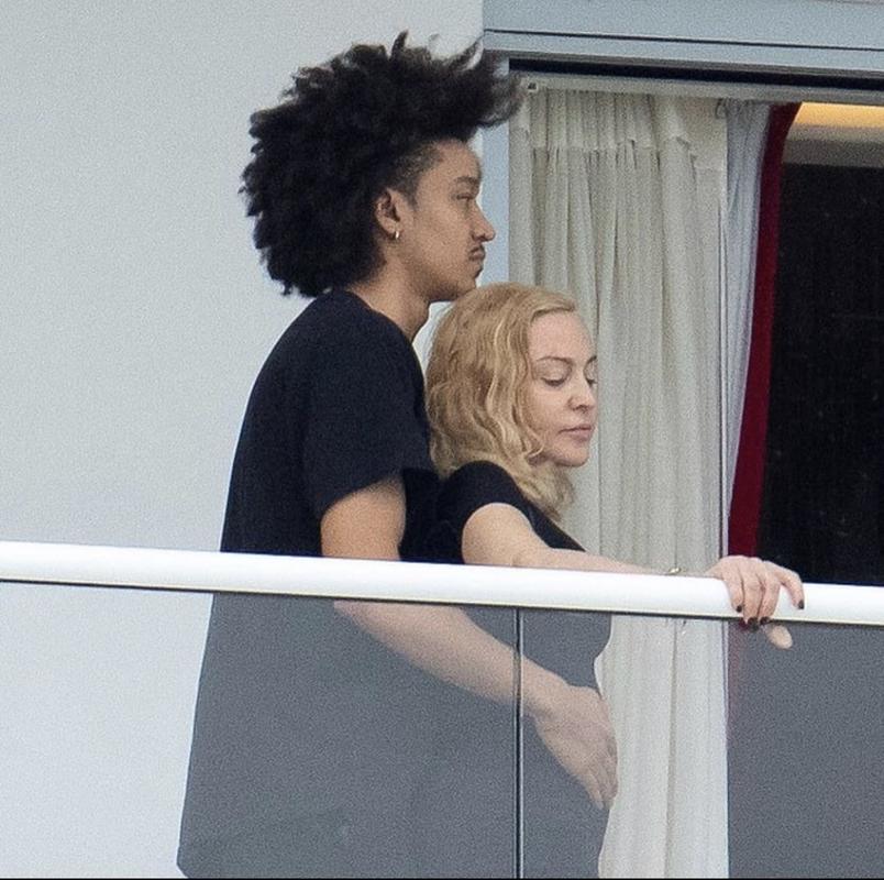 还在羡慕萧亚轩来看看麦当娜永远20岁的男朋友们吧