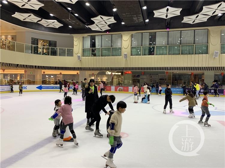 过年玩滑冰!重庆室内滑冰场客流激增三倍