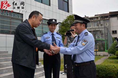 副县长,县公安局局长谢久文为消防车辆管理单位授车钥匙