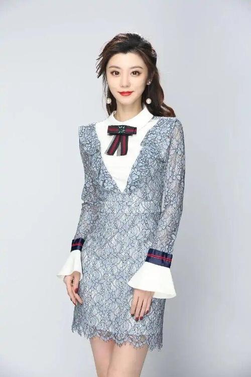 浙江卫视包养传闻辟谣后主持人费费罕晒动态穿旗袍秀好身材