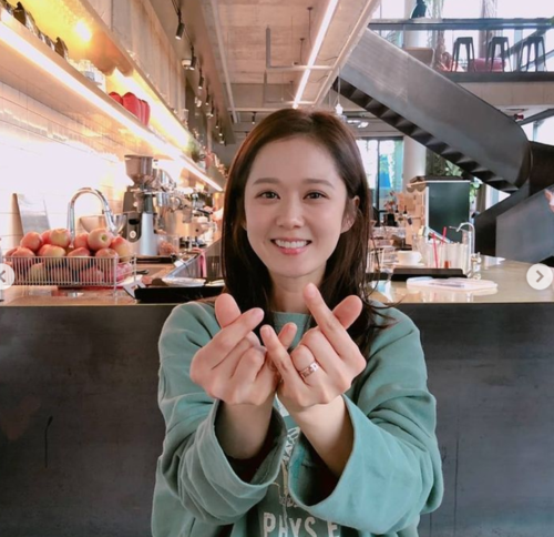原创童颜美女张娜拉素颜自拍迎40岁展现真实皮肤状态引发网友注目