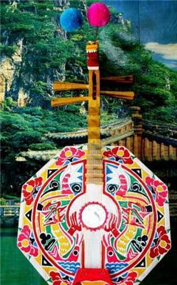 是彝族月琴中的精品,彝族月琴音箱呈八角形,一般规格长70cm,音箱最大