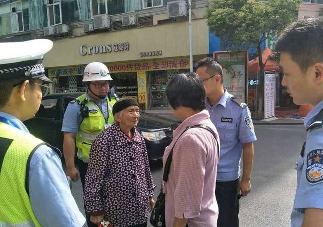 盐亭 盐亭交警大队执勤民警在城区巡逻时遇到一名迷路老婆婆,几经询问