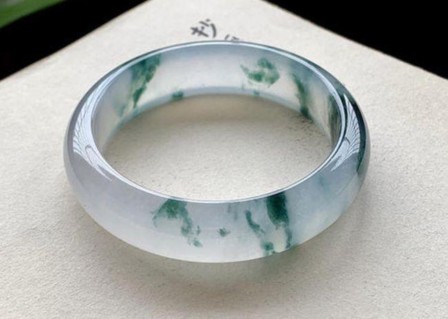 翡翠手镯上的飘花和癣块需分清!不然自己要吃大亏