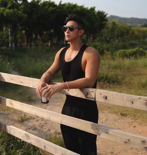 青春感的外形小麦色的肌肤182cm身高薄肌男生是你的男友吗