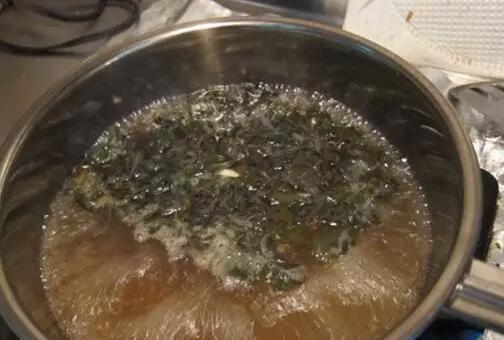 把锅烧焦这种事,会做饭的大家都不陌生,尤其是拔丝或需要炒糖色的菜