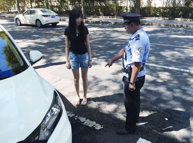近日,哈市香坊巡逻辅警大队的辅警们在执勤中发现,一些女司机穿凉拖