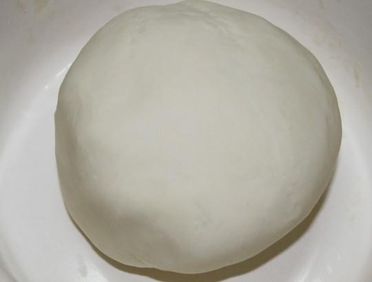 面粉加温水揉成团,醒20分钟  (应该先揉面团,在醒面的时候,可以准备