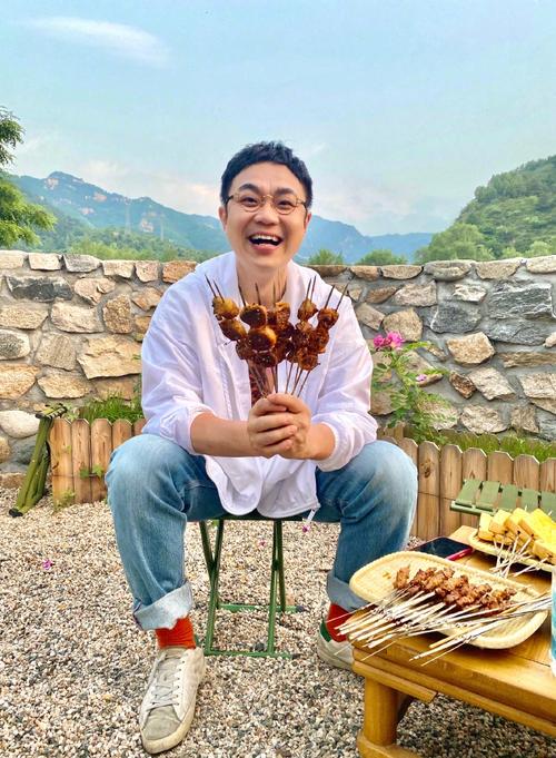 董成鹏微博晒烤串儿随便吃点儿姚晨憋吃了姚导说明儿就拍你