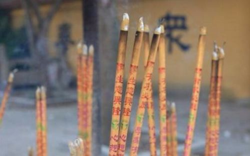 烧香时有风香灰烫到手了暗示着什么吉利吗?