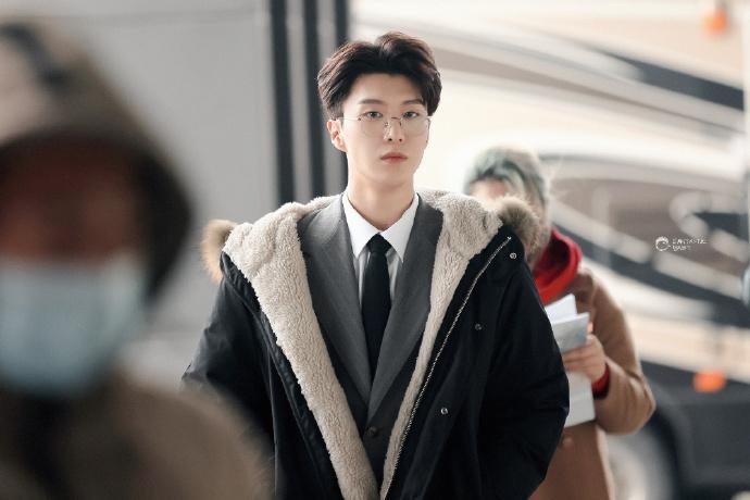 组图:《曾少年》范丞丞路透曝光 穿西服套装戴眼镜优雅帅气