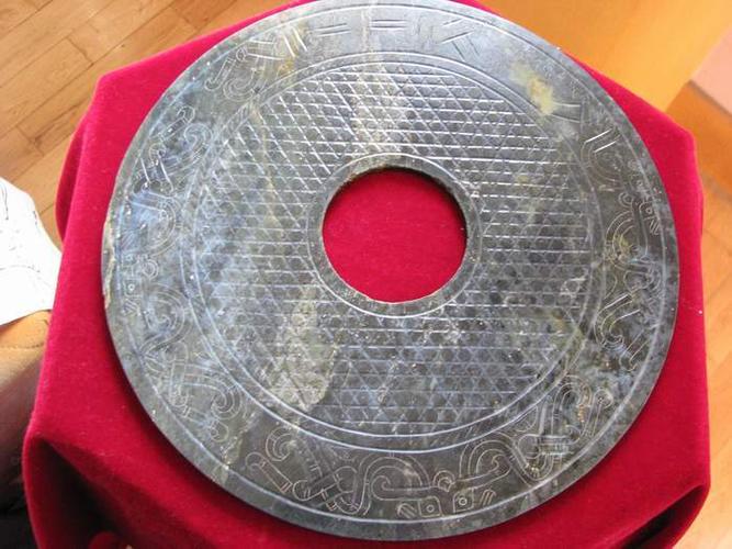 汉代阴刻兽面纹青玉璧-图1