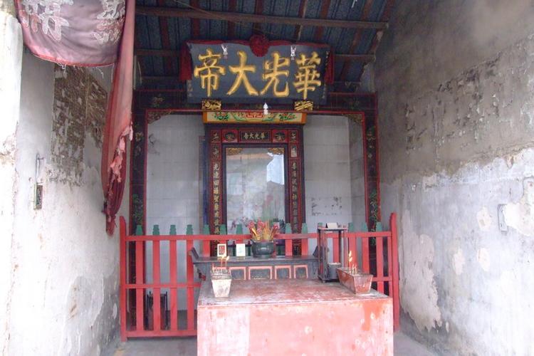 这是"华光大帝"的神位,神龛是只有彩绘的背景.