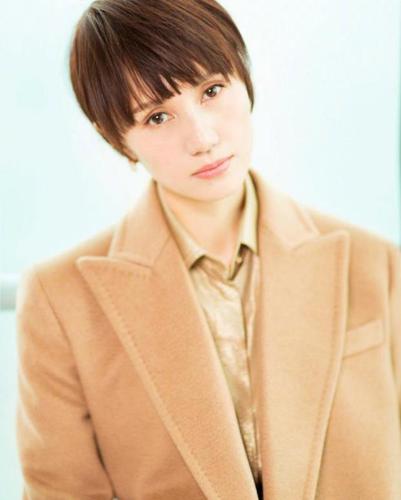 袁泉随便一穿就很有气质,潮流感满满,这样的发型干练