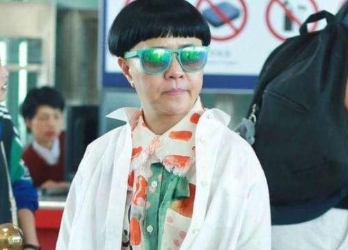 53岁金龟子还在扮儿童,留蘑菇头穿童装,把老公熬成了"爷爷"