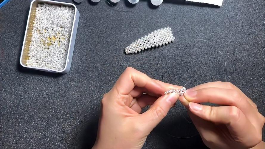 孩子上学了开始做手工活串珠发夹