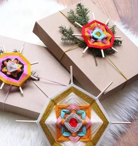 今天终于可以拿出来跟大家分享一下啦,快来学学~ 2,把毛线缠在十字架