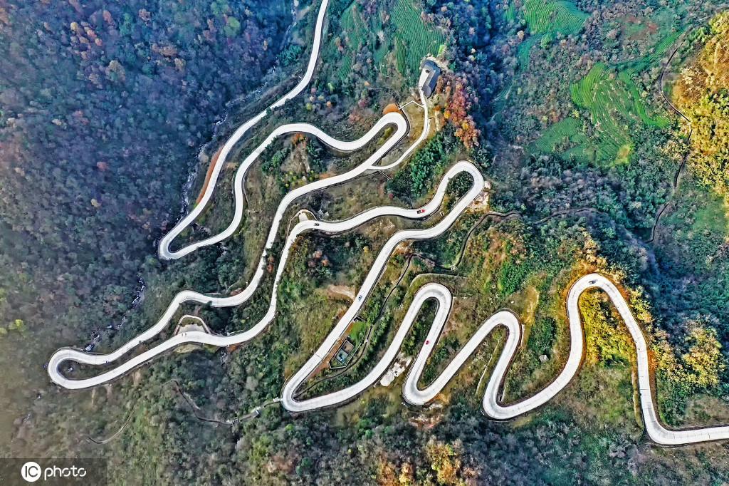 湖北宜都挂壁公路 "七十二道拐"如银蛇飞舞