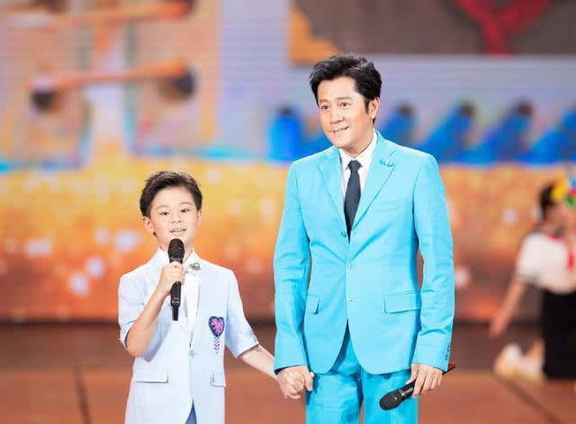 51岁蔡国庆和36岁王皓同框,15岁年龄差在哪儿呢?真会保养