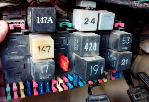 桑塔纳3000p1517主继电器在什么地方