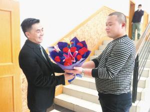 直播室外,受捐助者马小宝给&ldquo;公益哥&rdquo;献花表示谢意.