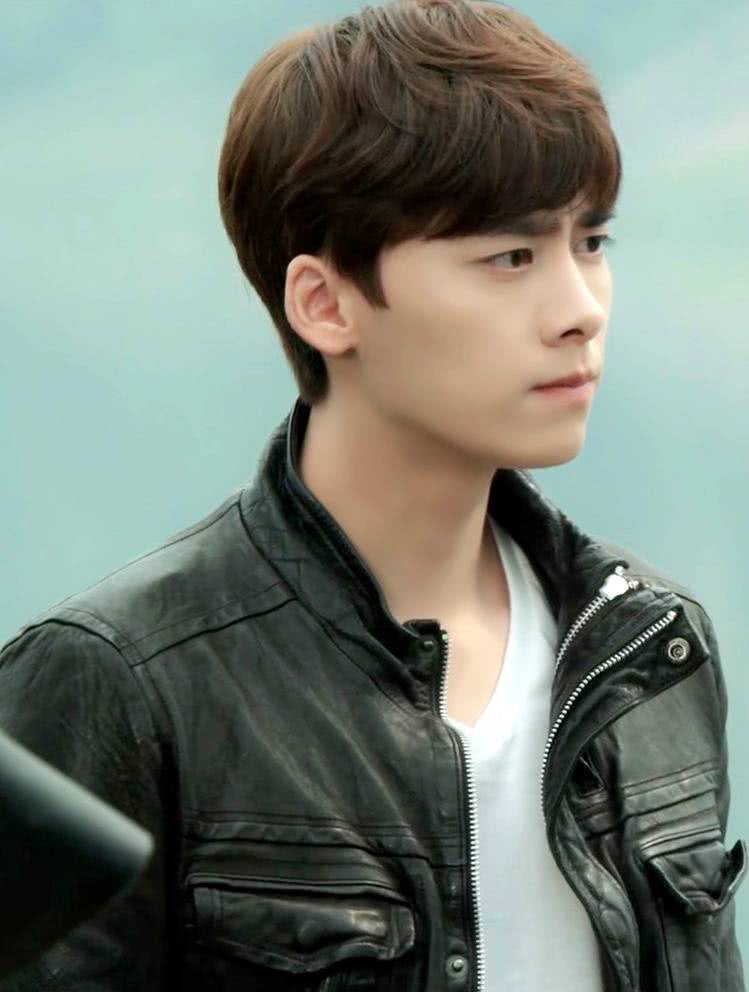 当朱一龙的新版吴邪,遇到李易峰版谁更加帅了