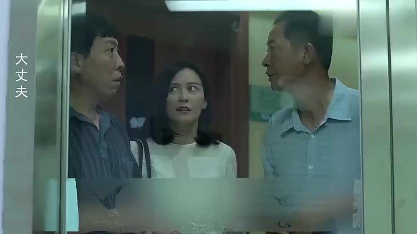 大丈夫顾晓珺抱着自己孩子哭着说太难看了长的完全随欧阳剑