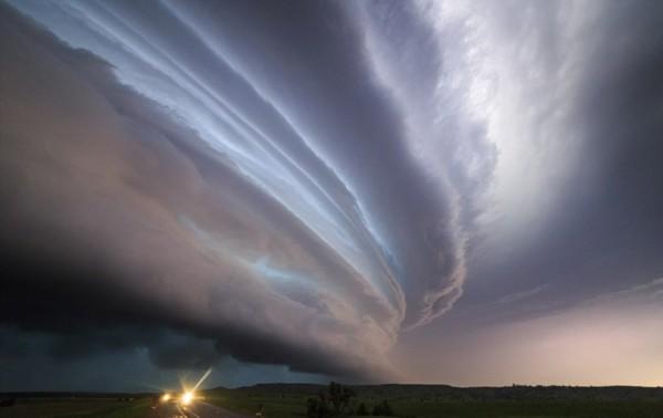 摄影师玩命跟拍龙卷风与闪电交汇瞬间