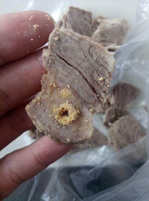 买的牛肉有这种东西不知道是不是虫卵?吃饭肚子里了.煮了一个多小时