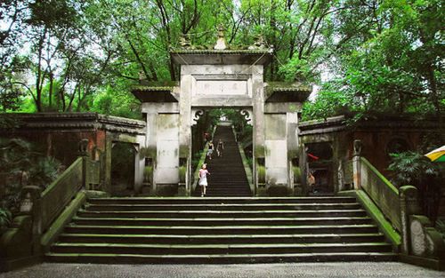 综合搜索   玉蟾山景区位于泸县县城旁,距泸州市区33公里,为国家aaa级