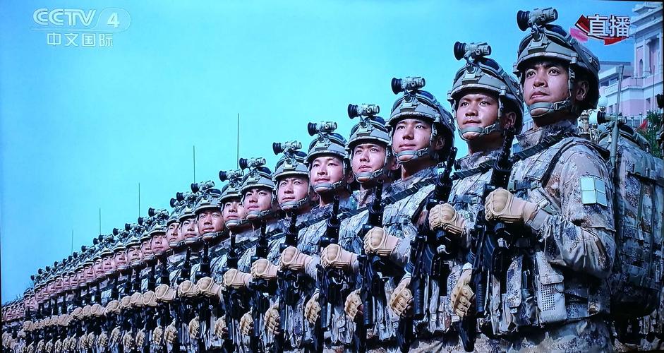 受阅部队行注目礼.