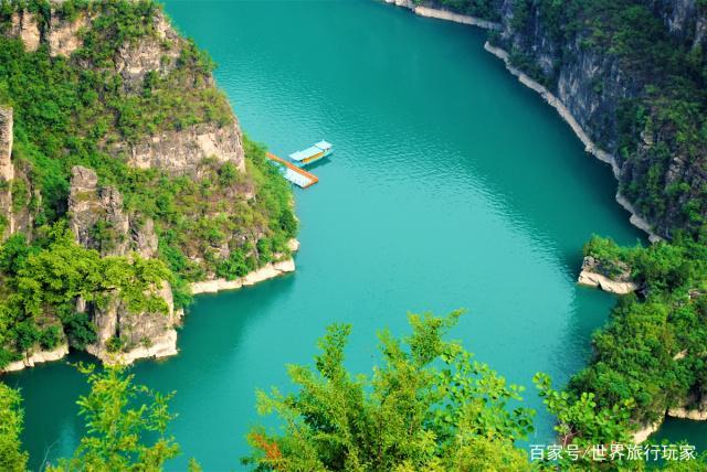 北方这片碧绿的水,如同翡翠,镶嵌峡谷之中,可媲美蓝月谷九寨沟
