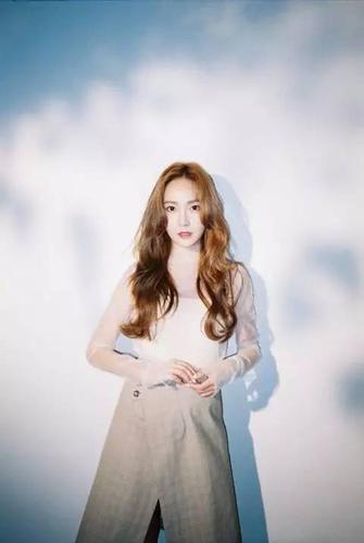 抢先公开了主打歌 "summer storm" 的两支 mv 预告片,唯美华丽的画面