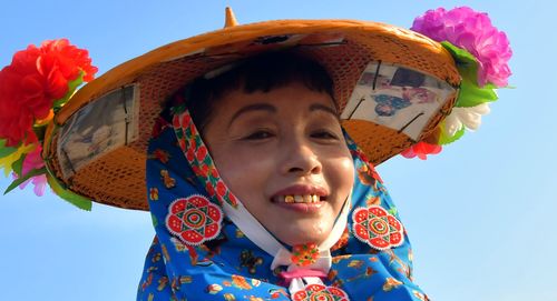 大金牙,惠安女还有在门牙两侧各镶一颗金牙做装饰的习俗