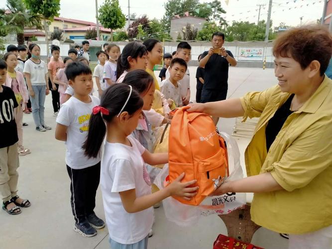 李化宇村委关爱留守儿童,为留守儿童送温暖 - 美篇