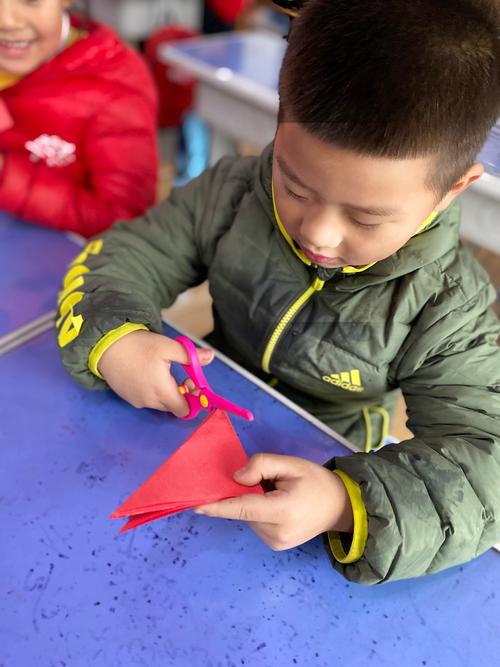 让民间艺术走进幼儿园——感受剪纸艺术 争做小小传承
