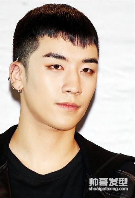 很多男生喜欢的短发比如寸头,莫西干等一般是需要头发粗硬一点更好看