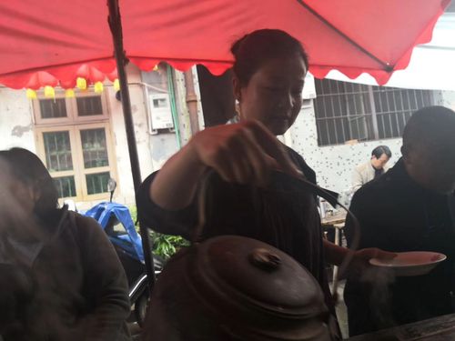 老板娘倒茶手艺一流,我们一边喝茶,一边欣赏,风景这边独好.