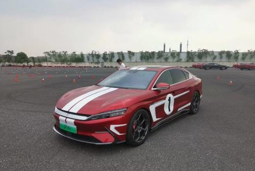 比亚迪放飞自我,汉ev改装版亮相!肌肉车拉花,rs7同款尾翼