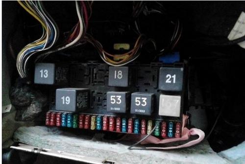 求捷达汽车的保险盒的图