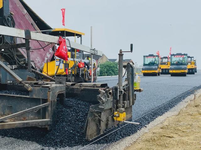 6月20日上午 常宜高速万石枢纽 b匝道路面热浪滚滚 沥青摊铺机缓慢
