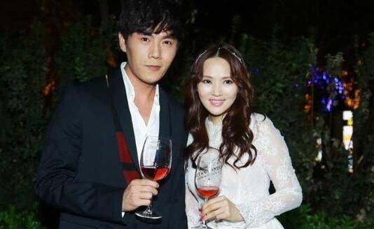 伊能静和秦昊于2015年在普吉岛结婚,这次的婚礼弥补了她一婚的缺憾