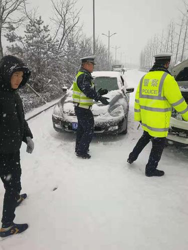 交警雪天执勤忙,全力以赴保畅通