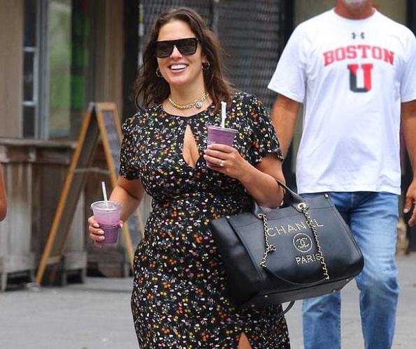 195斤大码模特,着碎花裙外出,健身让身材不走样|超模